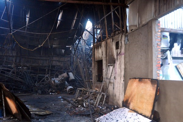 Các khung thép chống đỡ mái của các nhà xưởng đều bị lửa làm biến dạng và đổ sập.