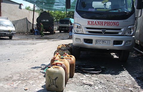 hu giữ nhiều can xăng dầu tại bãi của Nguyễn Văn Tiên. Ảnh: ÁI NHÂN