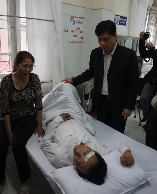 Thứ trưởng Bộ GTVT Nguyễn Ngọc Đông thăm ông Nguyễn Trọng Phong tại Bệnh viện Y học cổ truyền dân tộc