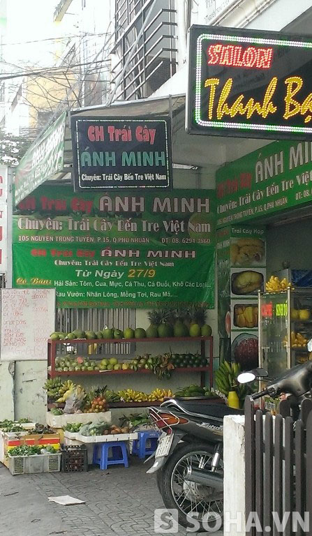 Bảng hiệu ngôi nhà này ghi tên Ánh Minh chuyên kinh doanh các loại trái cây có xuất xứ từ Bến Tre