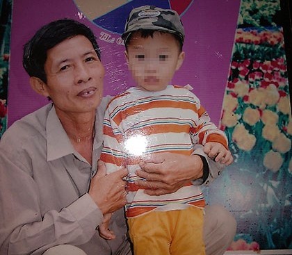 Ông Nguyễn Đức Tân (bên cháu nội của mình trong ảnh) vừa bị Công an tỉnh Thanh Hóa bắt giam - Ảnh chụp lại từ ảnh của gia đình ông Tân