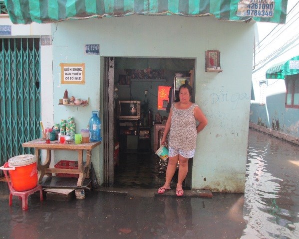 Thay vì đi làm lo mưu sinh cho gia 
đình, chị Kim Thị Hoa (37 tuổi) gần cả tuần nay phải bỏ cả công ăn việc 
làm túc trực tát nước, kê nâng đồ đạc để tài sản không bị hư hại.