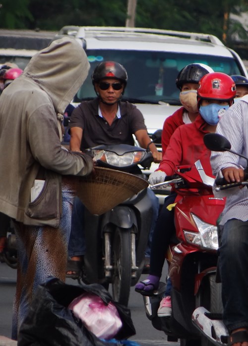 Nhiều người đi đường không biết người phụ nữ giả bụng bầu nên vẫn cho tiền