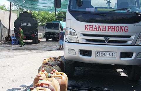 Gom các bình chứa xăng dầu lại tại bãi Hoàng Quốc Việt do Nguyễn Văn Tiên làm chủ. Ảnh trong bài: AN – XN
