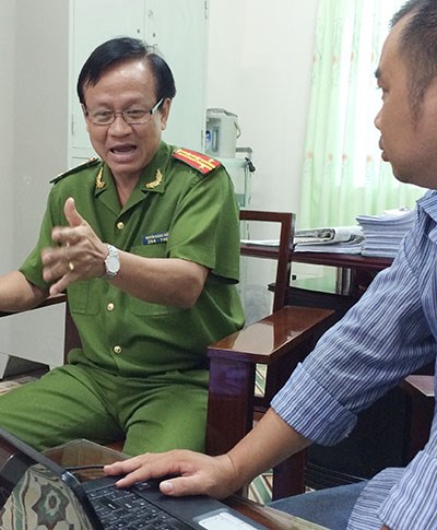 Đại tá Nguyễn Hoàng Tuấn trao đổi  với PV. Ảnh: TRUNG DUNG
