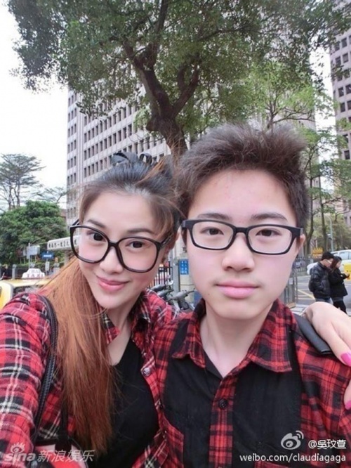 Wu Wen Xuan chụp ảnh cùng cậu con trai 14 tuổi