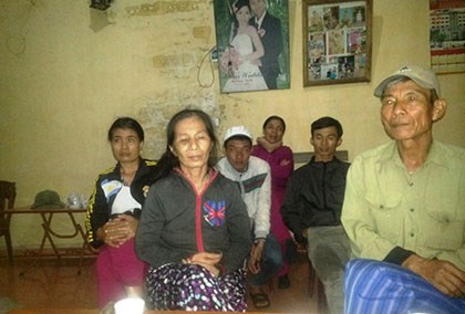 Bà Trịnh Thị Tân (mẹ của Hải - ngồi giữa) đau lòng kể lại sự việc kinh hoàng ập đến với gia đình bà.