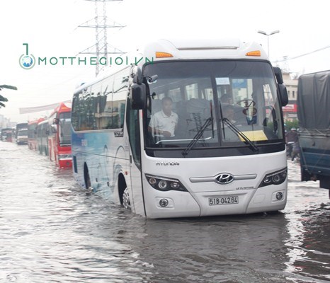 Khu vực trước bến xe Miền Tây nước ngập bủa vây khiến nhiều xe ô tô không có đường vào bến 