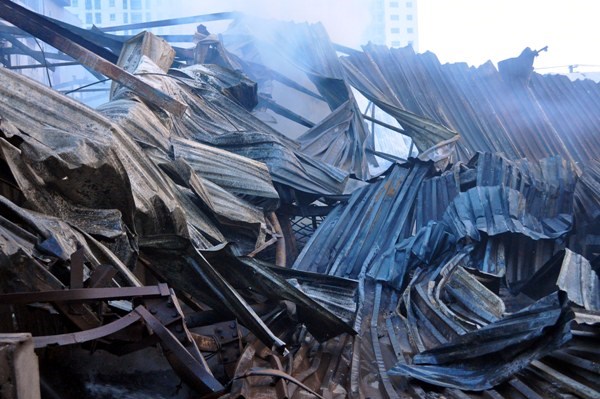 Toàn bộ khung thép, mái tôn của xưởng gỗ bị đổ sập hoàn toàn sau vụ cháy.