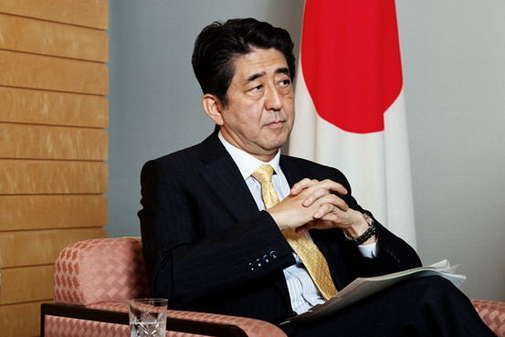 Thủ tướng Nhật Bản Shinzo Abe lắng nghe câu hỏi của phóng viên WSJ tại văn phòng 
Thủ tướng, ngày 23/5. (Ảnh: The Wall Street Journal)