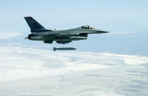 Đạn tấn công ngoài tầm phòng không điểm AGM-154 JSOW đang được thả từ tiêm kích F-16 của Mỹ.