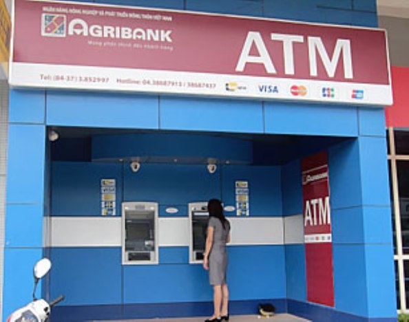 ây ATM nuốt tiền, nhân viên ngân hàng bắt khách hàng chờ khi nào số tiền trong ATM còn dư 5 triệu sẽ chuyển trả (ảnh minh họa)