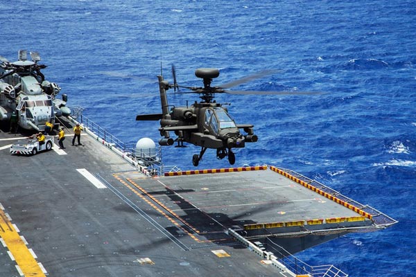 Chiếc AH-64E đang chuẩn bị hạ cánh xuống boong tàu đổ bộ tấn công USS Peleliu (LHA 5).