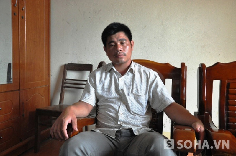 Ông Vũ Văn Chính - Phó Trưởng Công an xã Bá Xuyên trao đổi với PV.
