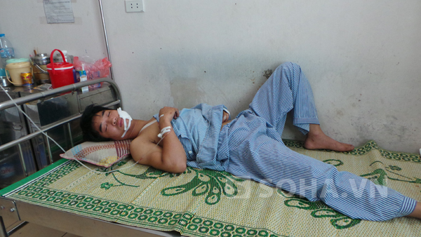 Đối tượng Nguyễn Văn Chính đang được sơ cứu tại bệnh viện