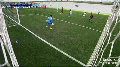 Thủ thành Dauda của Ghana phấn khích sau khi đẩy cú đánh đầu của Ronaldo.