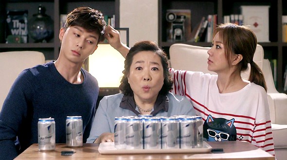 Jung Wah và Seo Joon đã có những màn “tung hứng” hết sức ăn ý, thú vị và đầy hài hước dù có sự cách biệt về tuổi tác.