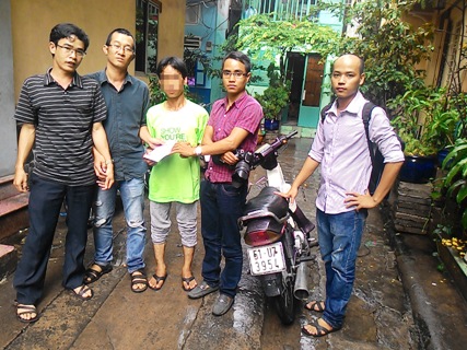1 nhóm thanh niên cùng hỗ trợ ông Đặng Văn Th. để giúp ông ổn định những ngày đầu khó khăn, sau khi xảy ra vụ án rúng động