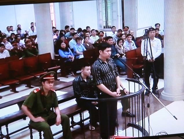 Hai bị cáo Nguyễn Mạnh Tường và Đào Quang Khánh tại phiên tòa sơ thẩm.
