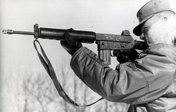 Nếu quân đội Mỹ chọn AR-18 họ đã có một dòng súng trường thành công hơn M16