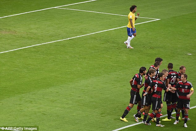 Toàn đội Đức ăn mừng sau bàn thắng thứ 5, phía xa là Marcelo thẫn thờ