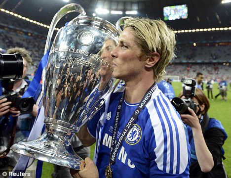 Torres bên chiếc cúp Champions League