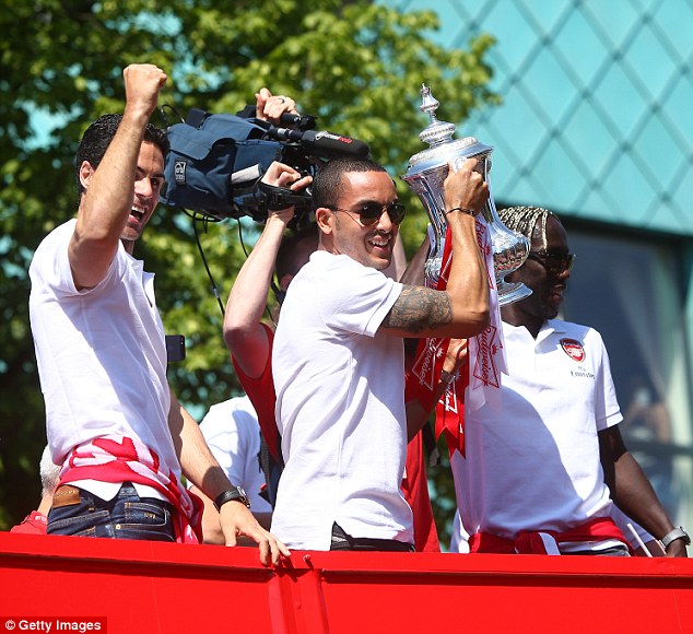 Walcott vẫn tham dự lễ khoe cúp FA cùng Arsenal