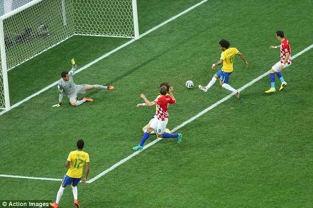 Pha đá phản lưới nhà vô duyên của Marcelo
