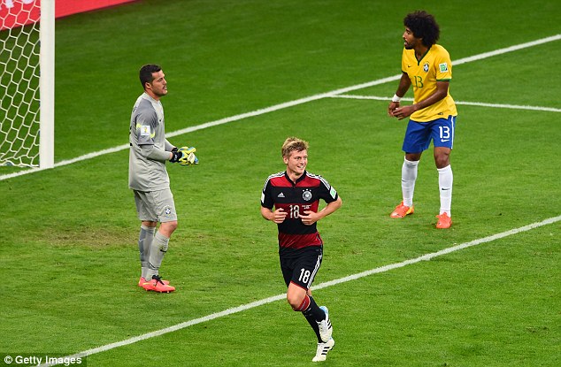 Bàn thứ 2 liên tiếp của Kroos, bầu không khí nặng nề bao trùm Brazil