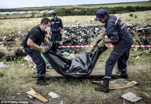 Thi thể các nạn nhân vụ MH17 được đưa ra khỏi hiện trường