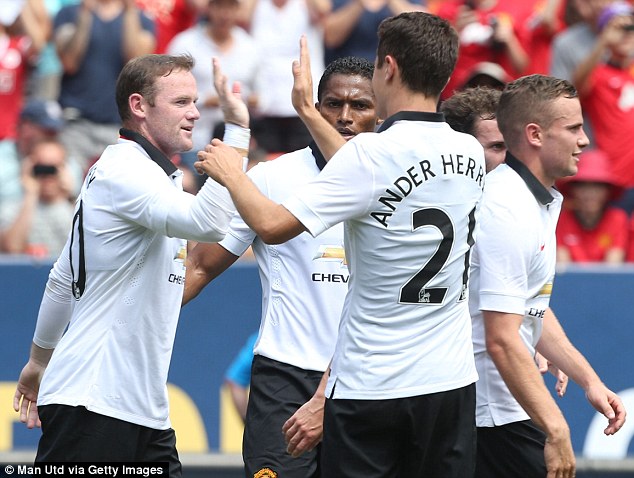Cầu cầu thủ Man United cùng ăn mừng bàn thắng của Rooney, dấu hiệu của tinh thần đoàn kết triều đại Van Gaal
