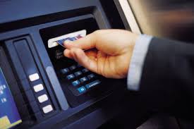 Phạt 10-15 triệu đồng nếu máy ATM không đáp ứng được nhu cầu rút tiền của khách hàng.