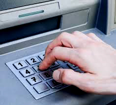 Quá ít cây ATM để phục vụ nhu cầu rút tiền của người dân.