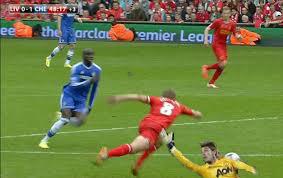 Đỡ Gerrard khỏi trượt chân
