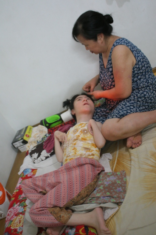 Bà Hòa đang chăm chị Thúy