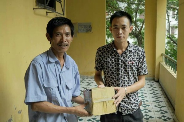 Anh Lã Hòa (phải) đến tìm hai bố con ông Hoàng Văn Tuyên để mua 6 con sáo đen còn lại vào trưa ngày hôm qua.