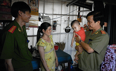 Đại tá Lý Quang Dũng (phải), thiếu tá Phan Văn Đường và niềm vui hạnh phúc của mẹ con chị Long