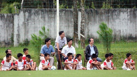 Thời điểm 2006-2007, làng bóng đá nội quá bất ngờ trước việc HAGL này hợp tác với Arsenal để xây dựng Học viện bóng đá. Lúc đó, ông Đoàn Nguyên Đức đã đưa ra quyết định đầy táo bạo đó là đốn hạ không biết bao nhiêu hecta cây cao su để xây dựng Học viện. Bạt ngàn rừng cao su ở Hàm Rồng được thay thế bằng thảm cỏ xanh cùng những dãy nhà cho học viên ăn tập.

 