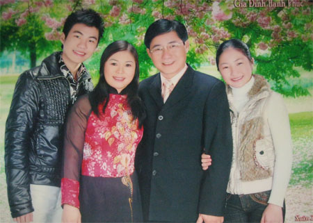 Gia đình Hương Tràm khi 2 anh em còn nhỏ.