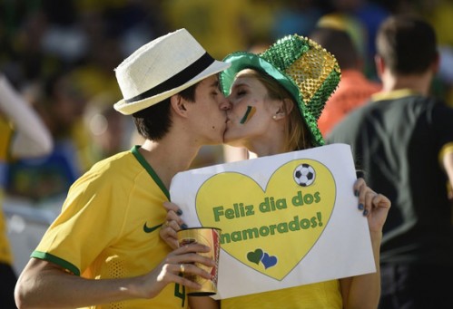 Tranh thủ bóng đá để mừng lễ tình nhân và...hôn nhau