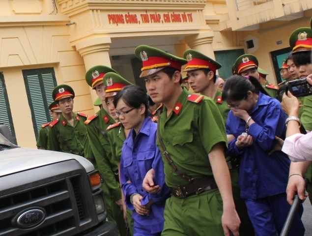 Bị cáo Nguyễn Thị Hải Yến (phải) cúi khóc sau khi phiên xử bị cáo Nguyễn Đức Kiên và đồng phạm tạm hoãn vào chiều 16/4/2014. (Ảnh: Infonet)