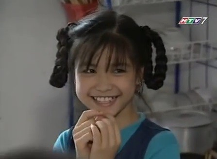 Dù chỉ xuất hiện một vài cảnh trong bộ phim Kính Vạn Hoa nhưng em gái của Minh tổ cú (tên thật Bích Huyền)- cô gái  2 bím tóc dài, đôi mắt trong veo luôn khiến người xem phải nhớ đến.