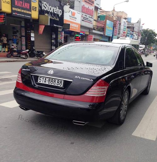 Chiếc Maybach 57S màu đen mang biển ngũ quý 8 với đầu kiểm soát 51A - biển Sài Gòn nhưng chủ nhân là người đất Cảng. Maybach 57S Zeppelin có giá bán khởi điểm tại Mỹ khoảng 552.213 USD.