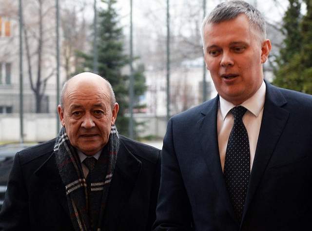 Bộ trưởng Quốc phòng Pháp Jean-Yves Le Drian (trái) và người đồng cấp Ba Lan Tomasz Siemoniak trên đường tới một cuộc họp báo tại Warsaw hôm 25/11.