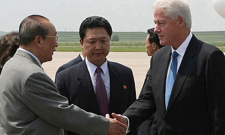 Cựu tổng thống Mỹ Bill Clinton trong chuyến đi Triều Tiên năm 2009 Ảnh: Reuters