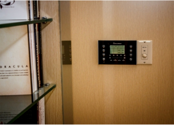 Bên cạnh bảng điều khiển là bộ điều khiển âm lượng của hệ thống âm thanh thông báo TOA (ảnh chụp nhà mẫu BKAV tại phú mỹ hung, TP HCM).