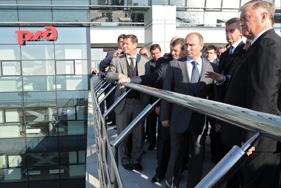 Ông Yakunin (bìa phải) đang giới thiệu một công trình đường sắt với Tổng thống Putin.