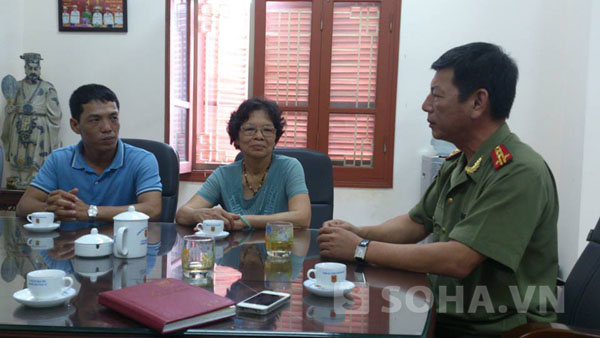 Mẹ đẻ và chồng nạn nhân Huyền tiếp xúc với Đại tá An Thanh Bình