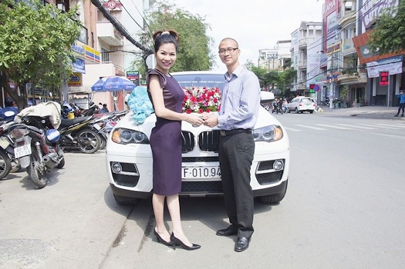 Nữ đại gia Việt ‘mạnh tay’ tặng xế hộp gần 4 tỷ cho nhân viên.