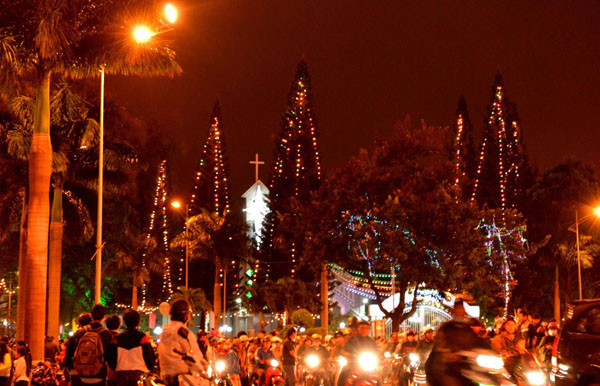 Lễ Noel tại Việt Nam có những nét đặc trưng riêng biệt, tạo nên một không khí rất khác biệt so với các nơi khác trên thế giới. Hãy xem những hình ảnh Đêm Noel ở Việt Nam để cảm nhận được sự độc đáo của lễ hội này.